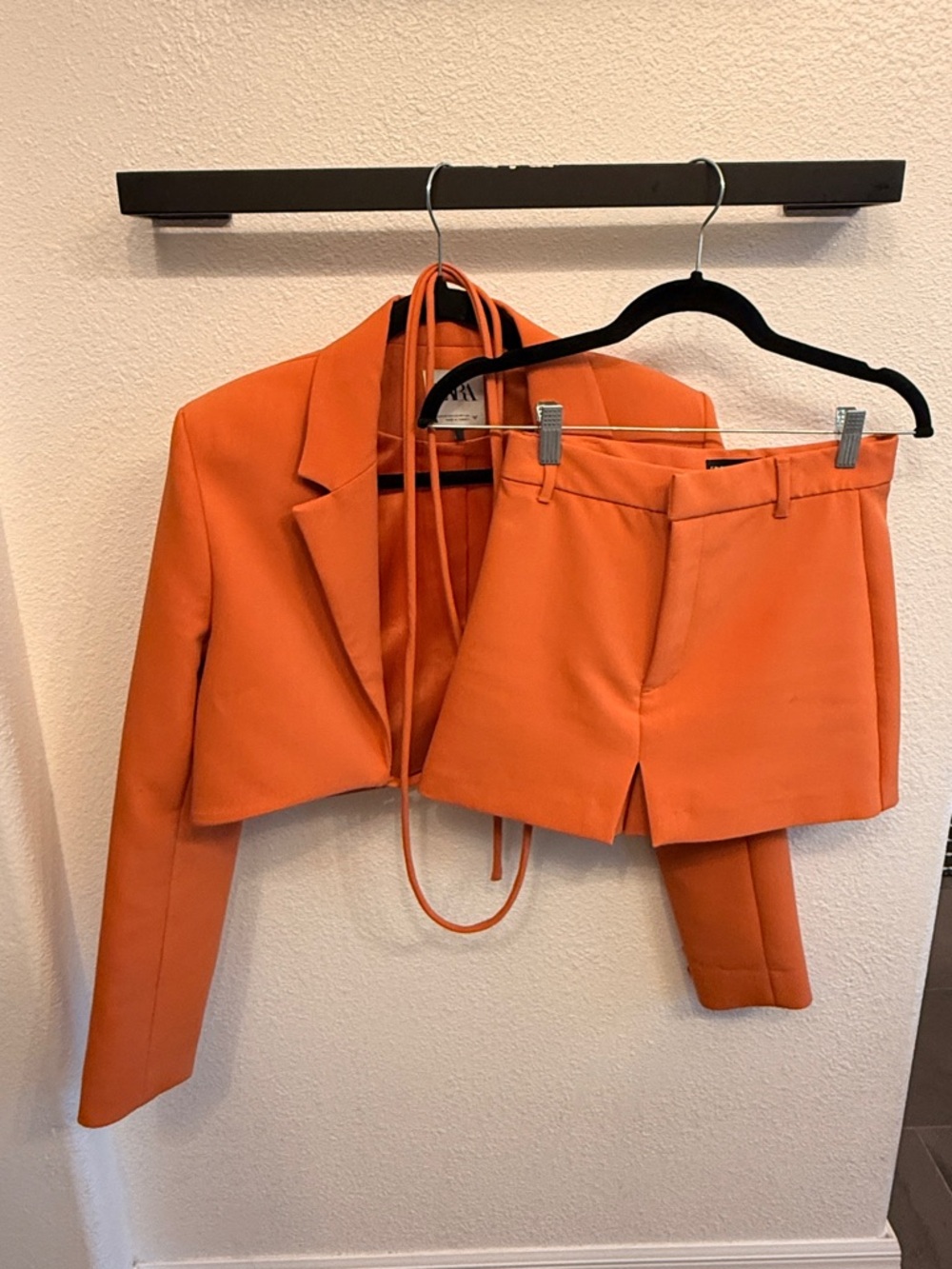 Suit set: High-Waist Tailored Skort and Cropped Blazer - Picture 2 of 8